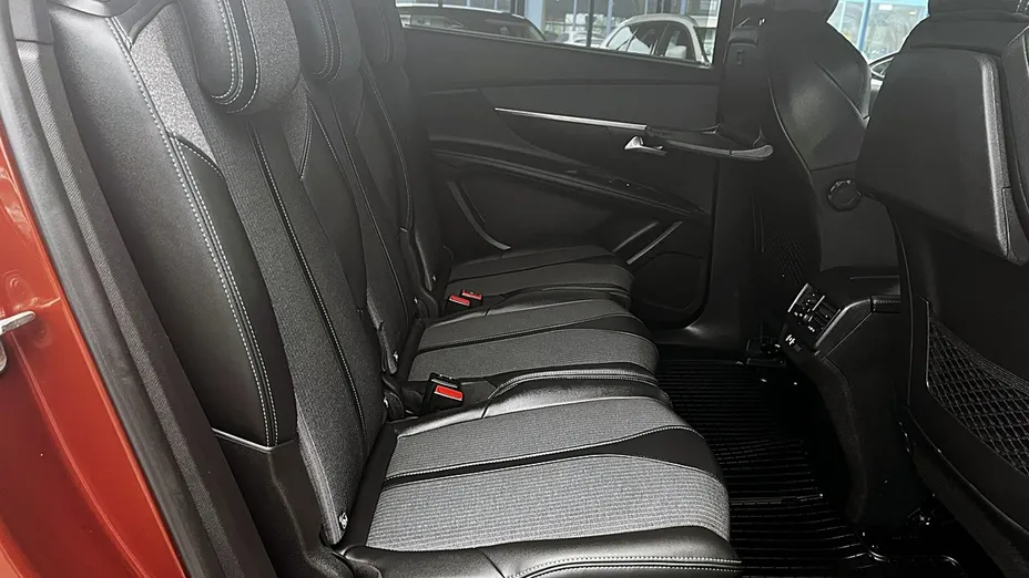 PEUGEOT 5008 -