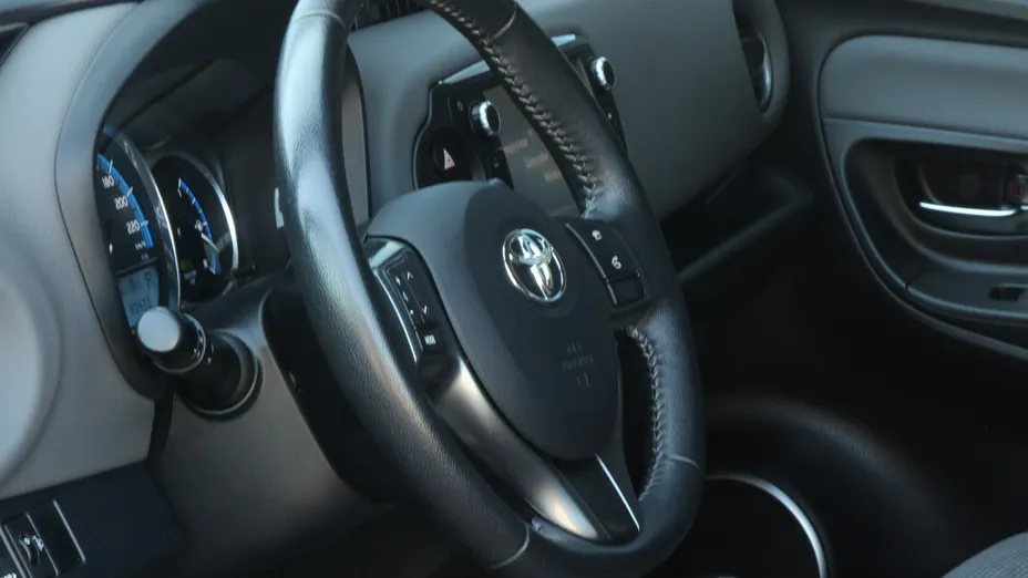 TOYOTA Yaris -