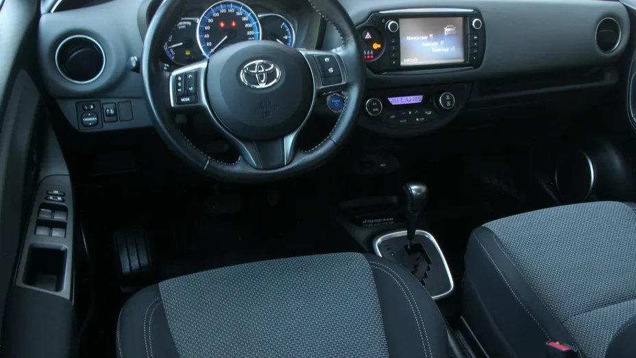 TOYOTA Yaris -