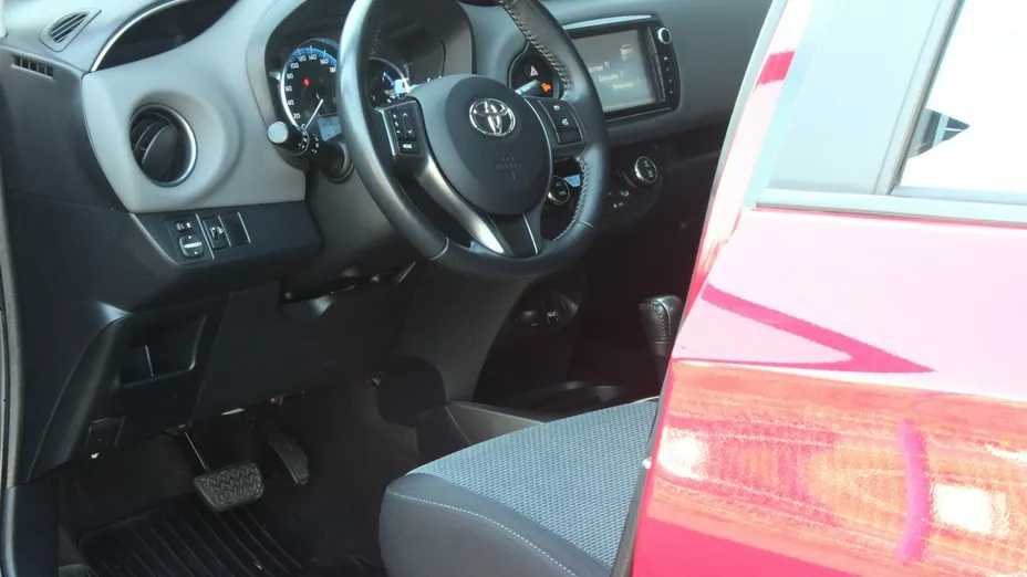 TOYOTA Yaris -