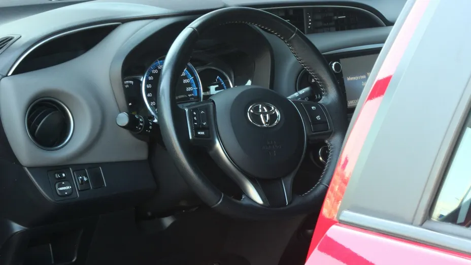 TOYOTA Yaris -