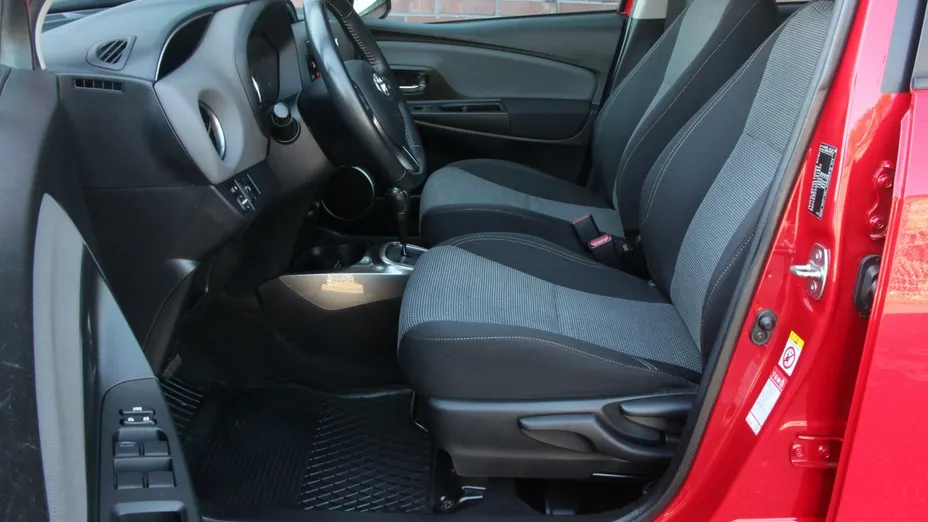 TOYOTA Yaris -