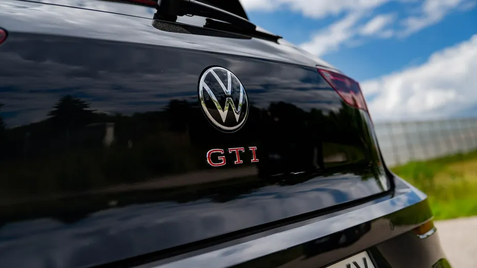 VOLKSWAGEN Golf -