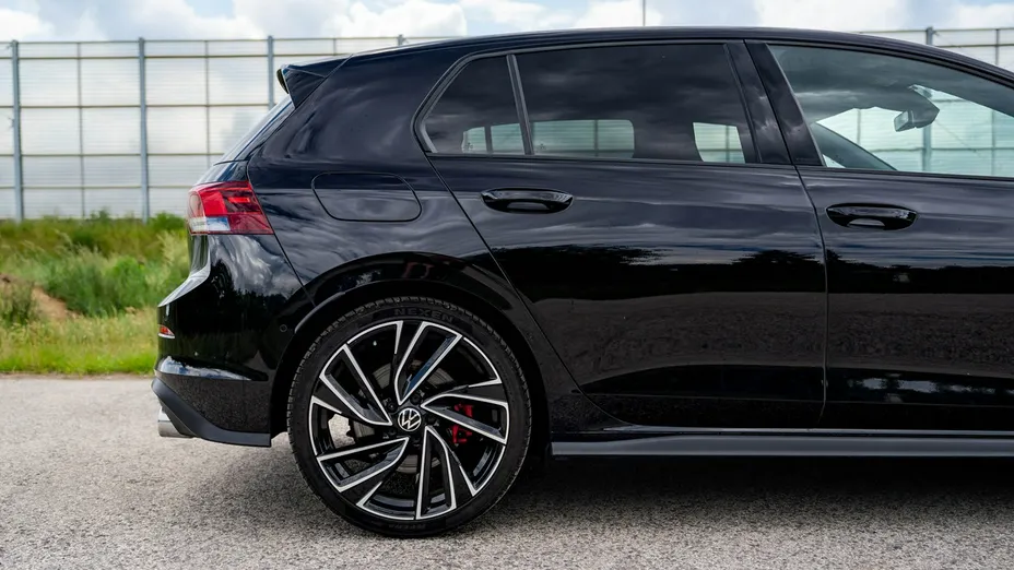 VOLKSWAGEN Golf -