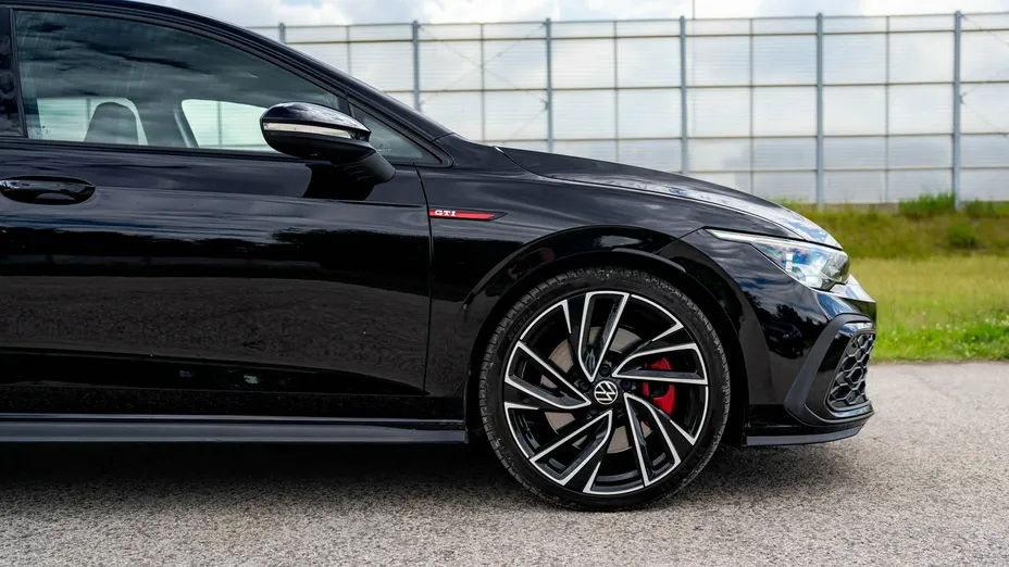 VOLKSWAGEN Golf -