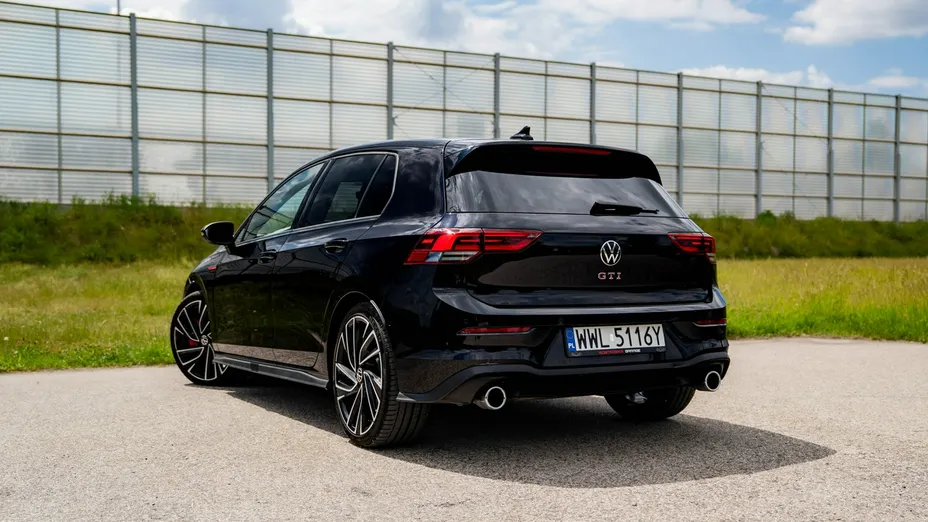 VOLKSWAGEN Golf -