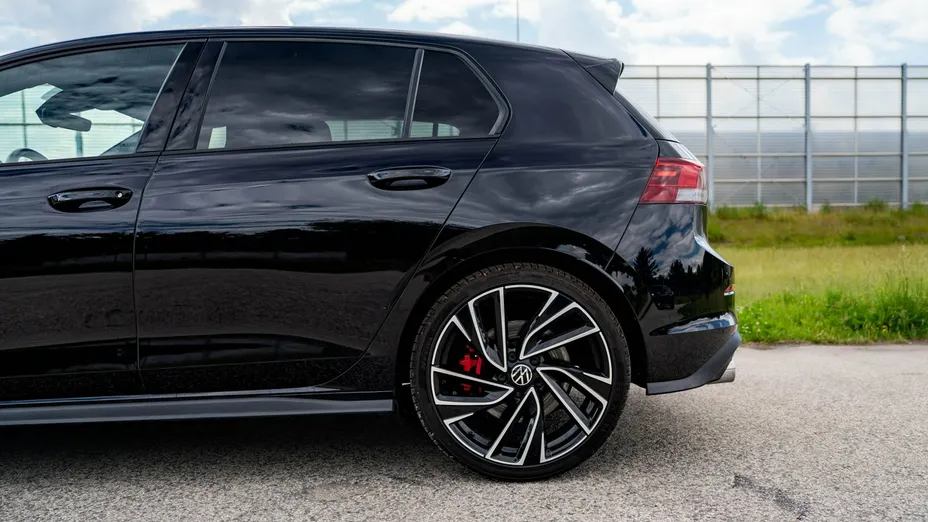 VOLKSWAGEN Golf -