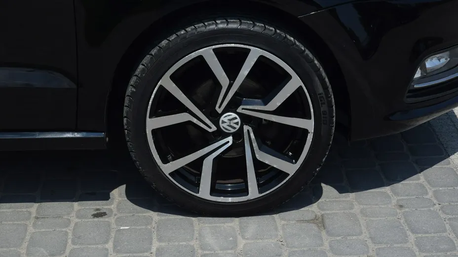 VOLKSWAGEN Polo -