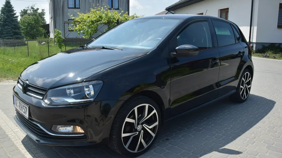 VOLKSWAGEN Polo -