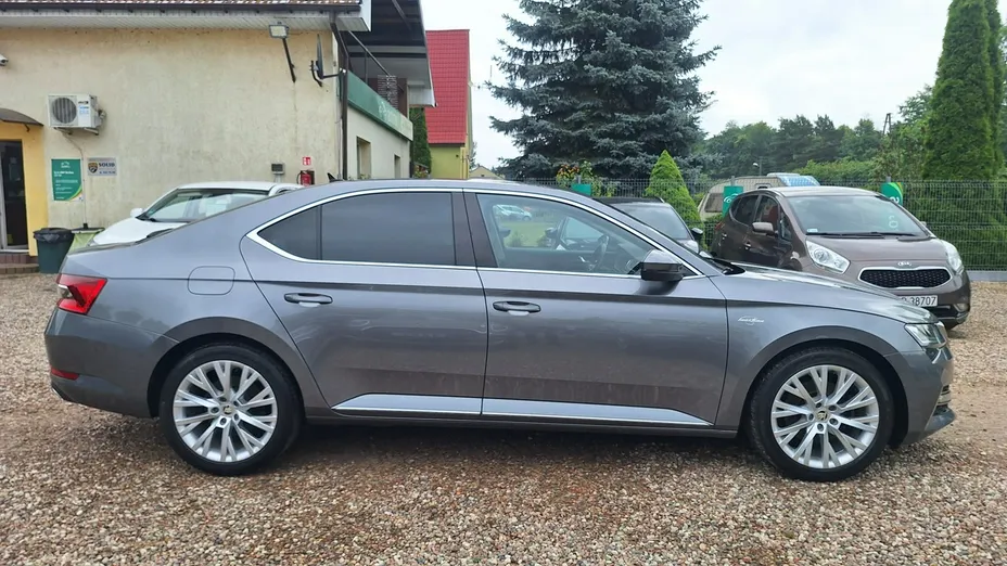 SKODA Superb -