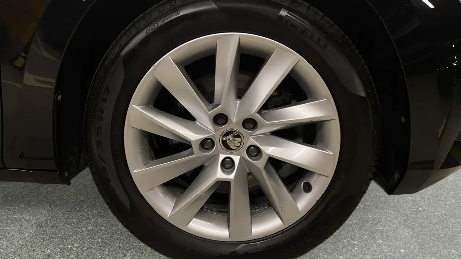 SKODA Superb -