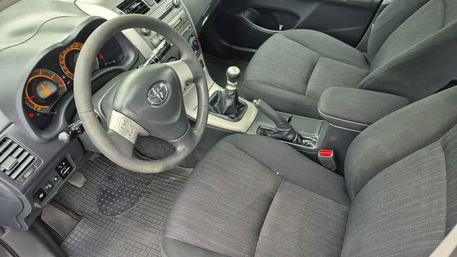 TOYOTA Corolla -