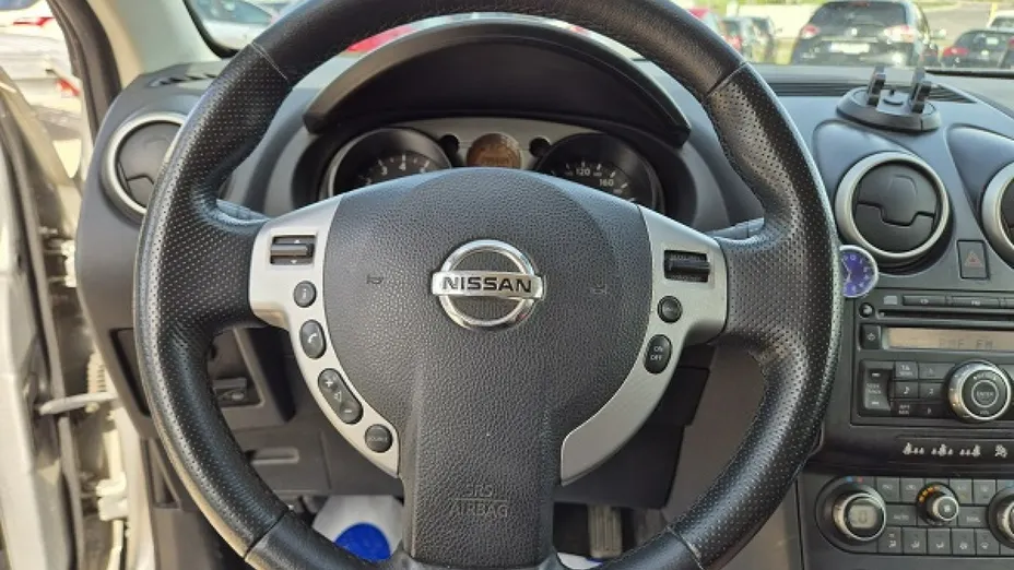 NISSAN Qashqai -