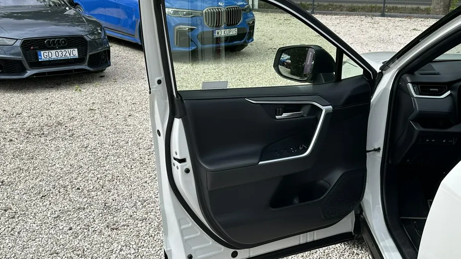 TOYOTA RAV4 -