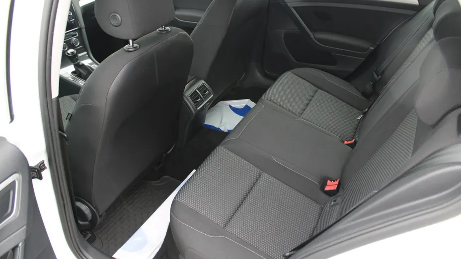 VOLKSWAGEN Golf -