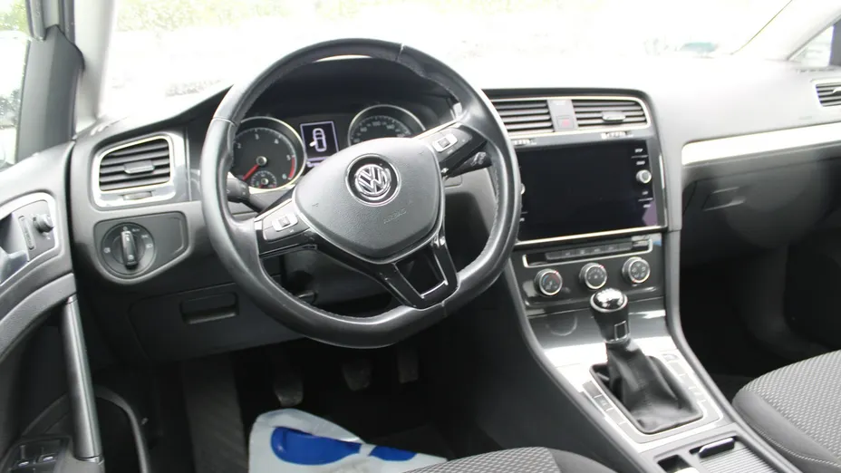 VOLKSWAGEN Golf -