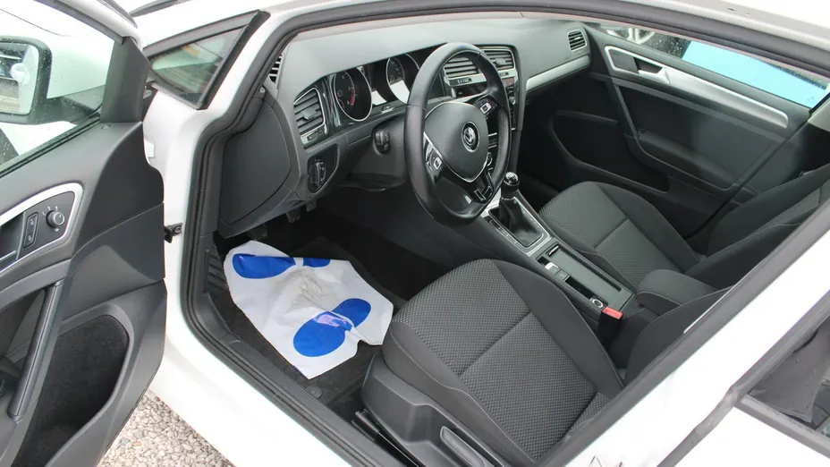 VOLKSWAGEN Golf -
