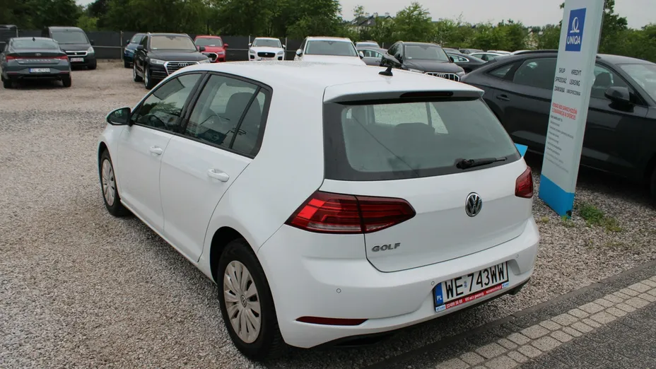 VOLKSWAGEN Golf -