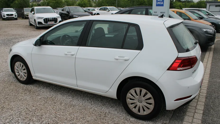 VOLKSWAGEN Golf -