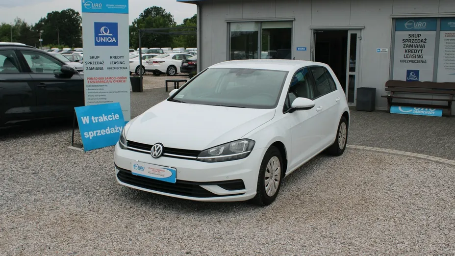VOLKSWAGEN Golf -