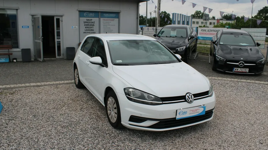 VOLKSWAGEN Golf -