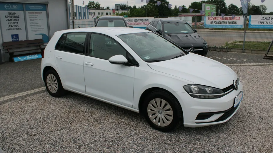 VOLKSWAGEN Golf -