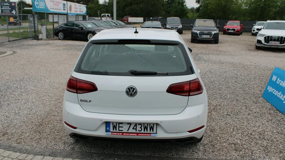 VOLKSWAGEN Golf -