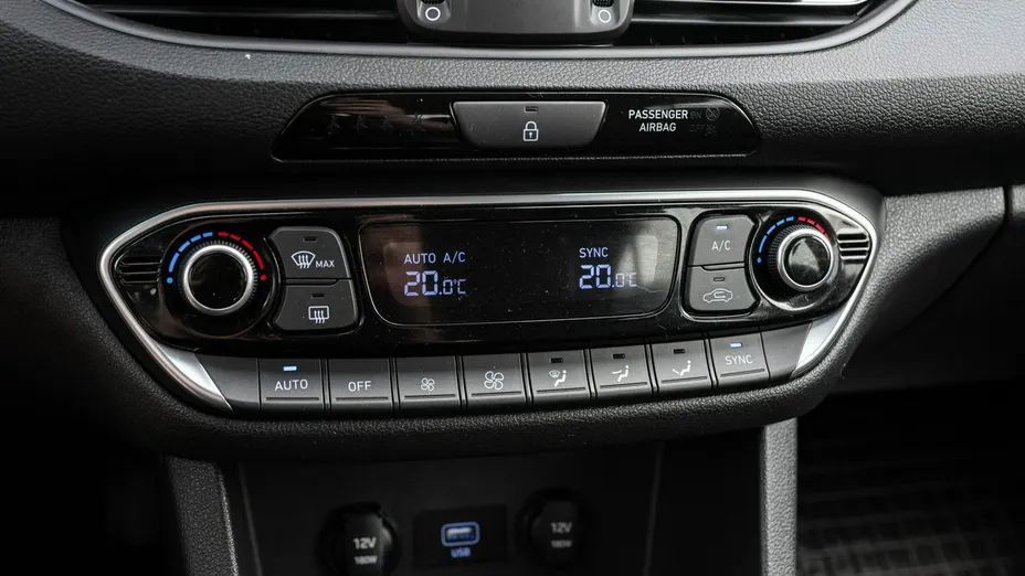 HYUNDAI i30 -