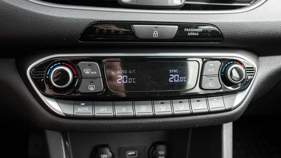 HYUNDAI i30 -