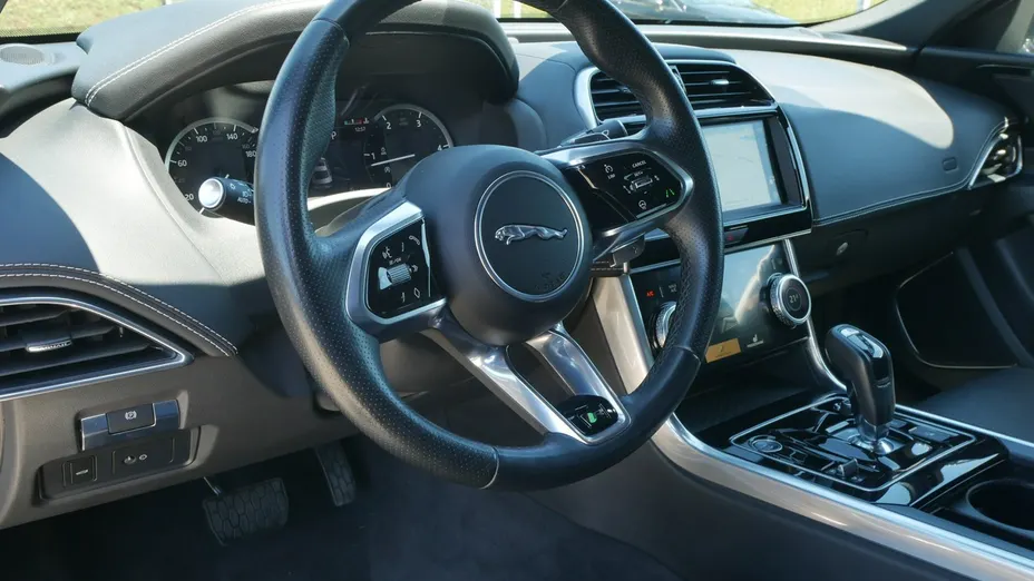 JAGUAR XE -