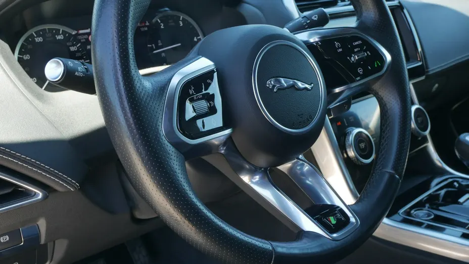 JAGUAR XE -