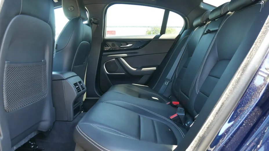 JAGUAR XE -