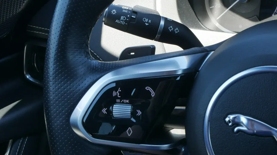 JAGUAR XE -