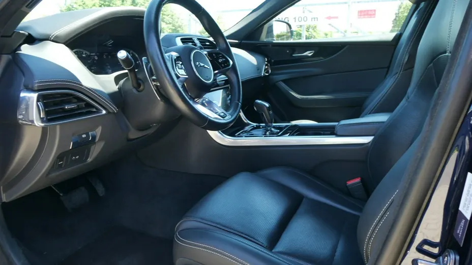 JAGUAR XE -