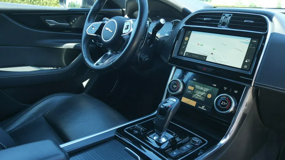 JAGUAR XE -