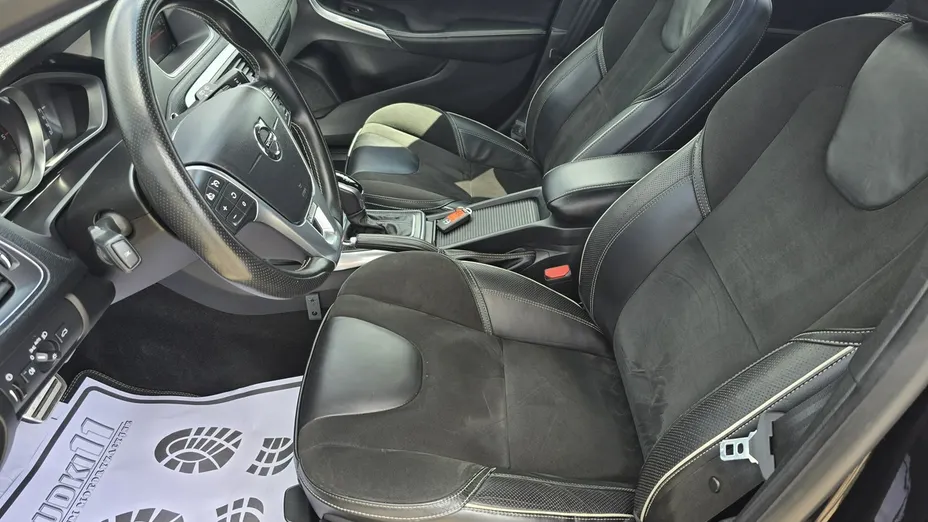 VOLVO V40 -