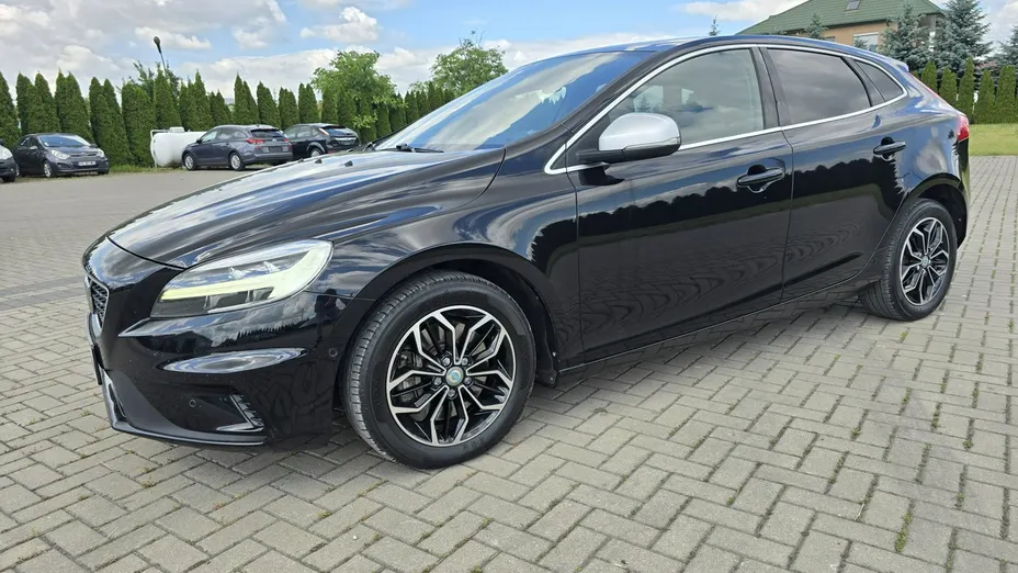 VOLVO V40 -