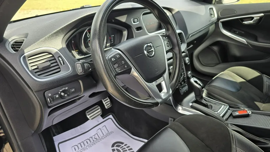 VOLVO V40 -