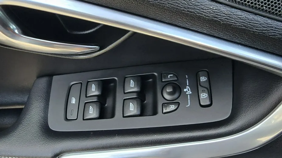 VOLVO V40 -