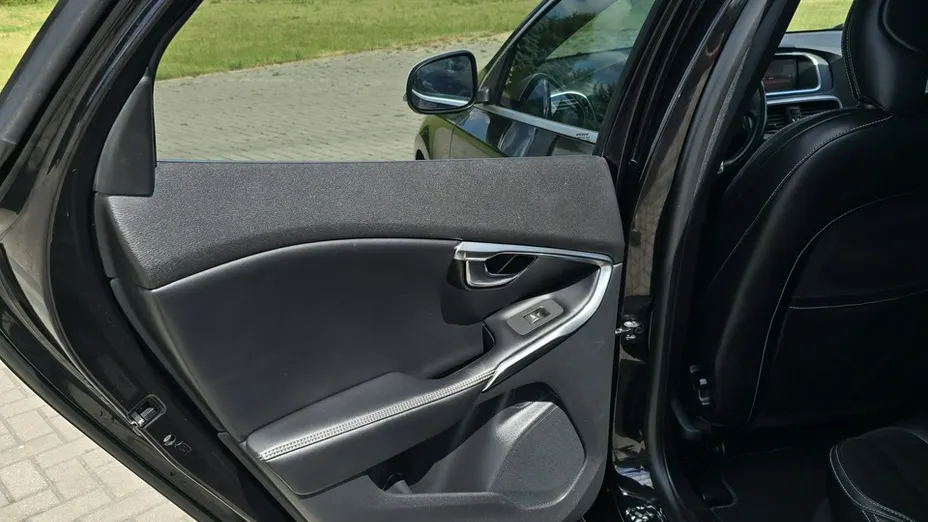 VOLVO V40 -