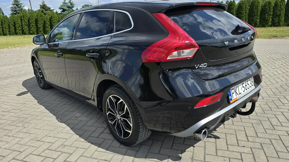 VOLVO V40 -