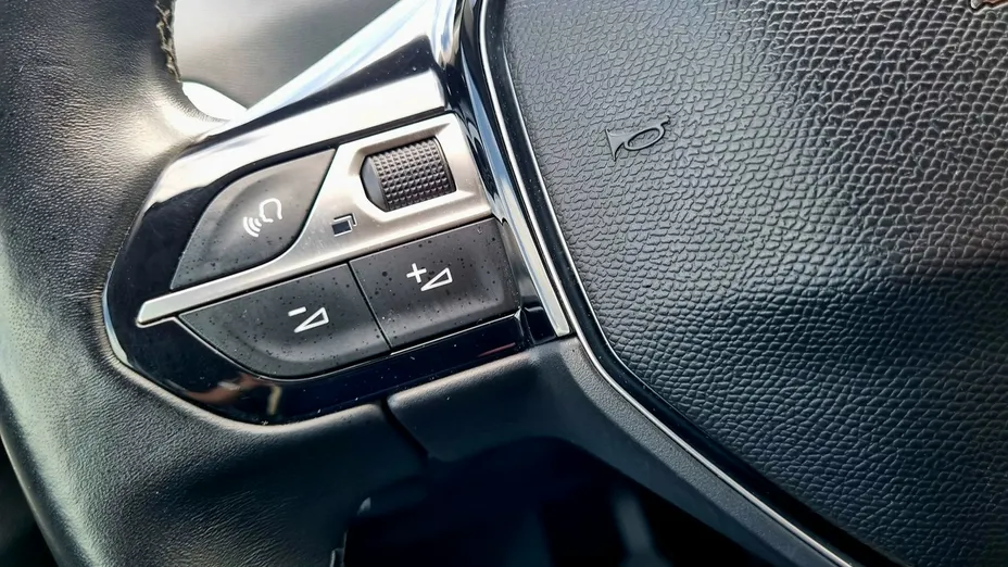 PEUGEOT 3008 -