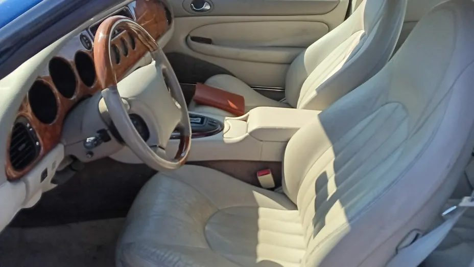 JAGUAR XK8 -