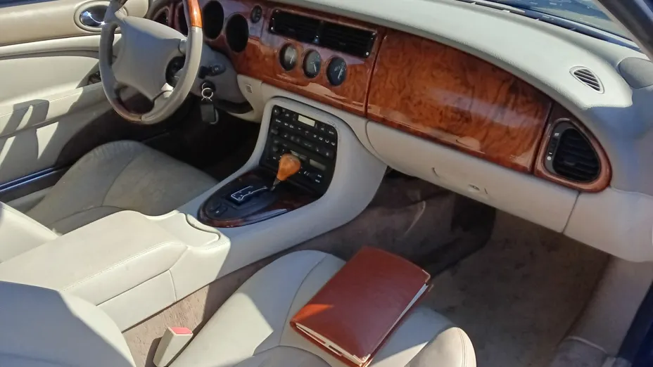 JAGUAR XK8 -