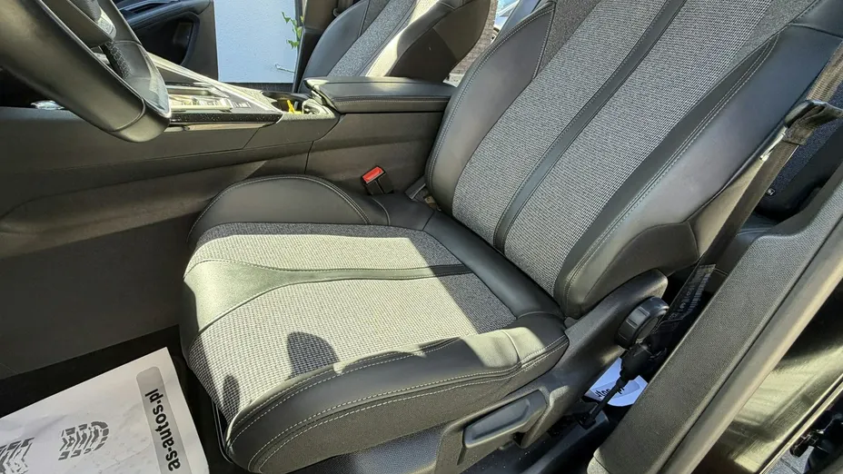 PEUGEOT 3008 -
