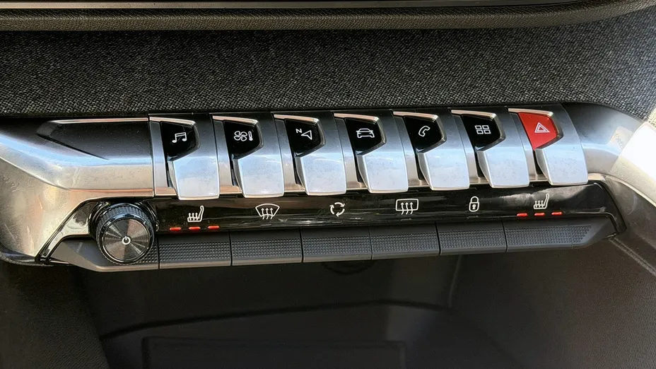 PEUGEOT 3008 -