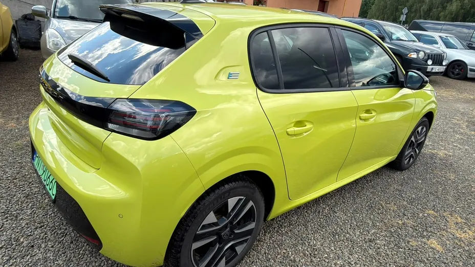 PEUGEOT 208 -