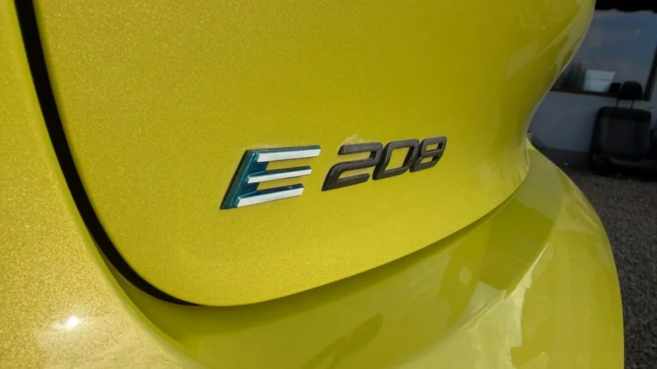 PEUGEOT 208 -