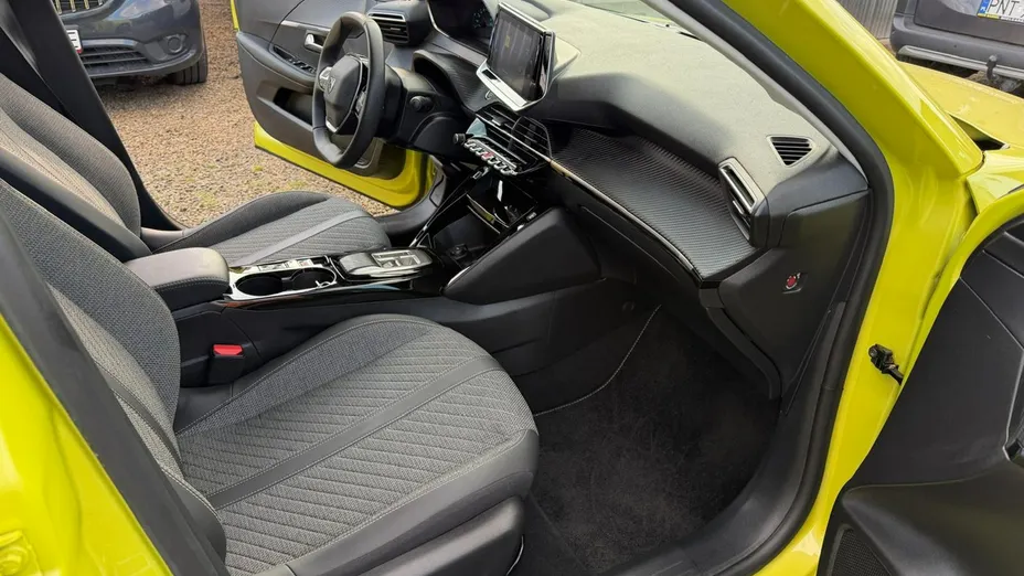PEUGEOT 208 -