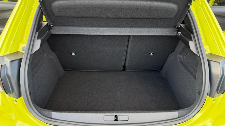 PEUGEOT 208 -